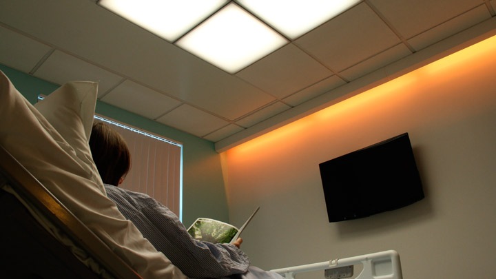 Philips Lightings HealWell LED riktad belysning förbättra patientupplevelsen med belysning som ändrar färg för att stödja sömnrytmen
