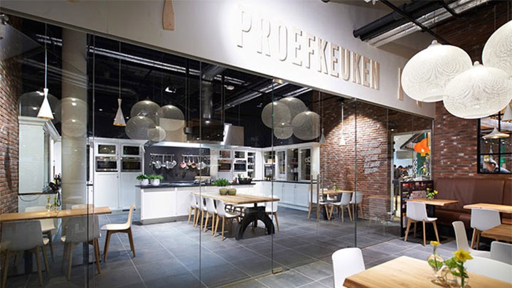 Spara upp till 5 procent med sensorer som aktiverar belysning i personalutrymmen.