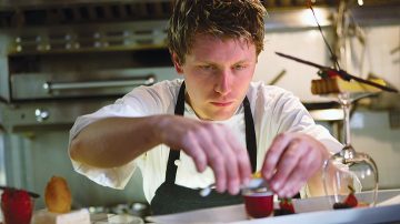 En kock som förbereder mat som är fri från insekter