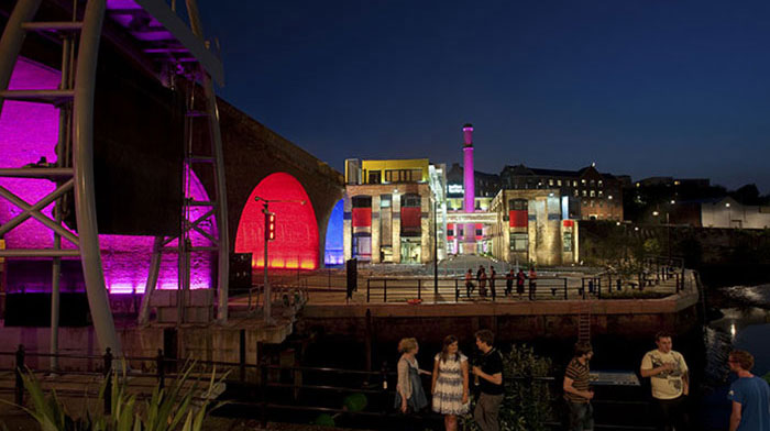 Toffee Factory belyst med LED-lampor