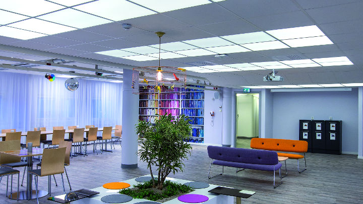 En bättre stämning i sammanträdesrummen på E.ON:s kontor, Sverige, belyst med Soundlight Comfort-belysning från Philips