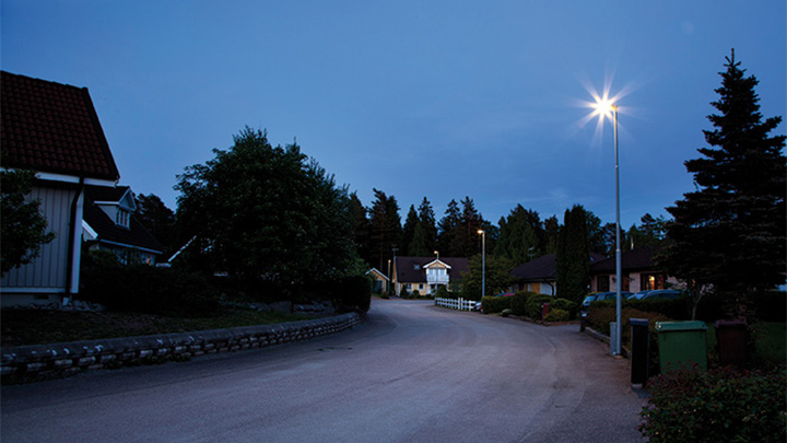 En gata i ett bostadsområde i Enköping, Sverige, belyst med Philips stadsbelysning 