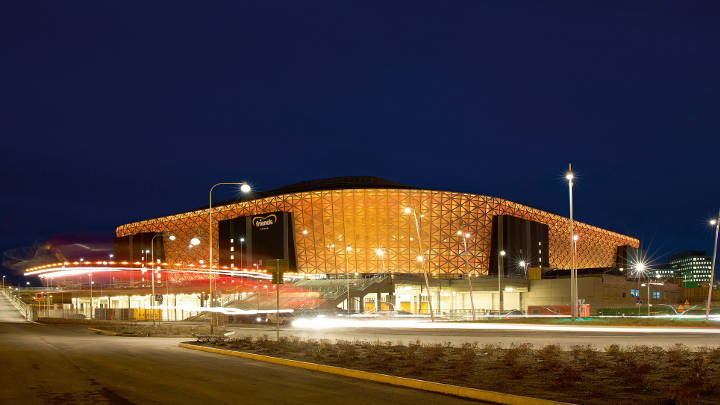 Den imponerande utsidan på Friends Arena i Solna, som lyses upp av belysning från Philips