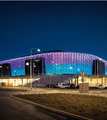 Imponerande fasad som ändrar färg på Friends Arena, Sverige, belyst av Philips