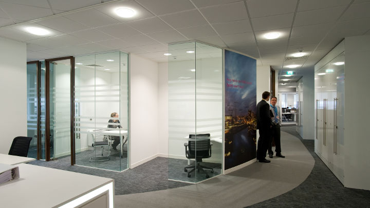 Korridoren i Manchester Airport Olympic House upplyst av Philips LED-kontorsbelysning.