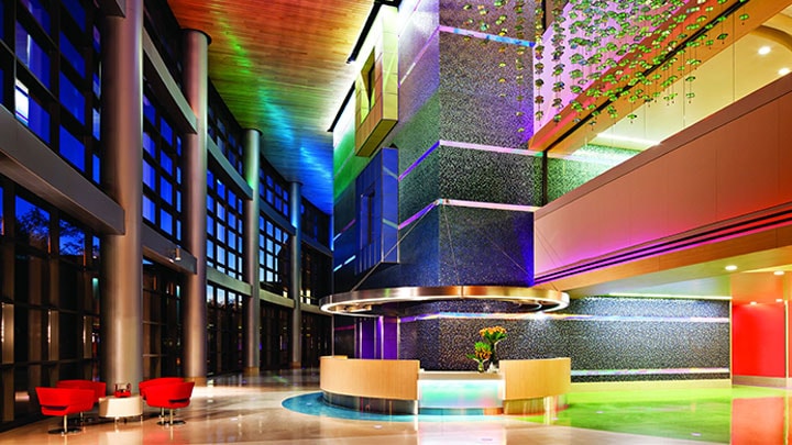 Receptionen på Phoenix barnsjukhus upplyst med Philips Lighting