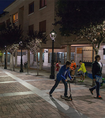 Människor som går omkring på Palencias gator i kvällsbelysning från Philips Lighting