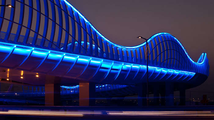 Färgad LED-belysning skapar ett slående resultat i Meydan, Dubai