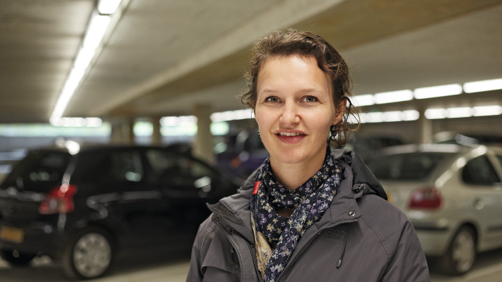  Kvinnor som ler framför bilar på Eiterens parkering belyst av Philips-belysning 