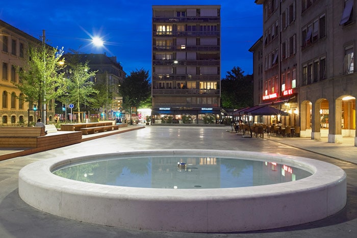 Ett torg i Genève, Schweiz, snyggt belyst med stadsbelysning från Philips 