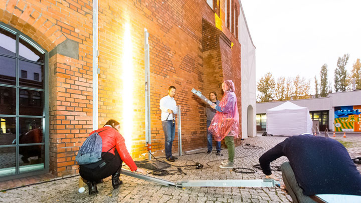 Människor experimenterar med belysning vid en belysningsworkshop i Bratislava