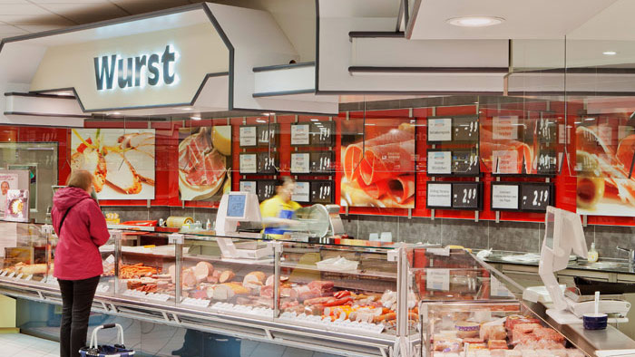 Köttavdelningen på stormarknaden Edeka väl upplyst med Philips LuxSpace Accent Rose LED