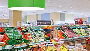 Philips Lighting skapTvå kvFrukt under stormarknadsbelysning från Philips visar sig från sin bästa sida på EDEKA Glückstadt, Tysklandinnor shoppar under belysning från Philips på Kaiser's Tengelmann Oberhausen, Tysklandar en välkomnande miljö på Spar, Wien, Österrike