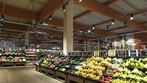 Frukt under LED-armaturer från Philips på Edeka Burgwedel, Tyskland 