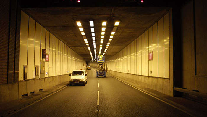 Arbetare i en tunnel utför underhåll av belysningen