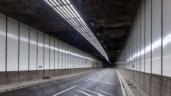 Armaturer för höga takhöjder i Meir-tunneln