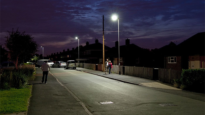 Människor promenerar på en gata med belysning från Philips