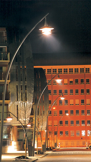 Hög ljusstyrka på en gata med vitt ljus från Philips