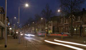 Trafikerad gata i ett bostadsområde med belysning från Philips