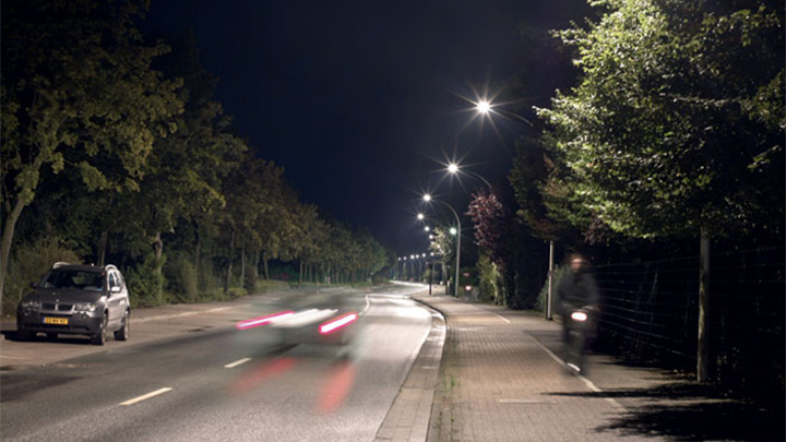 Vitt ljus från Philips lyser effektivt upp en gata