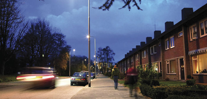 Bilar på en effektivt belyst gata med vitt ljus från Philips