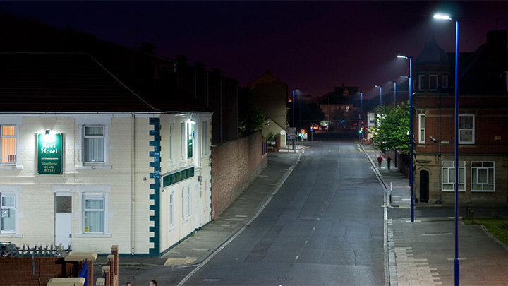 En gata belyst med vitt ljus från Philips gör invånarna tryggare 