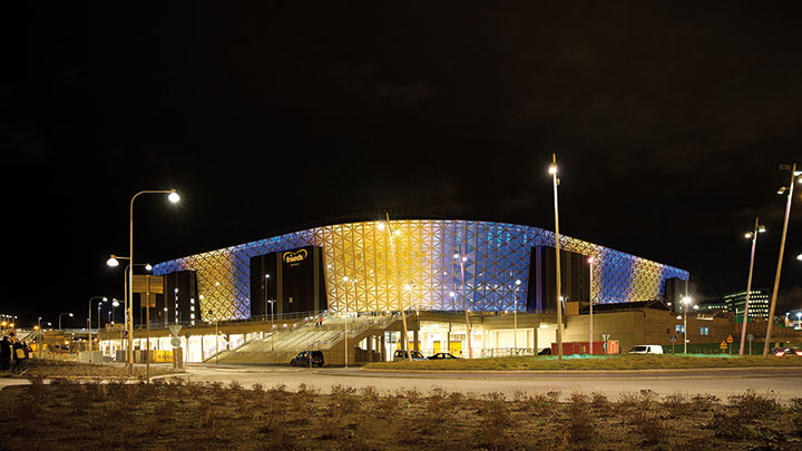 Snygg utvändig belysning på Friends Arena i Solna, med arkitektonisk belysning från Philips 