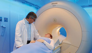 Läkare förbereder en patient för magnetröntgen