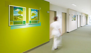 Sköterska i en korridor på ett miljövänligt sjukhus 
