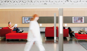 Förbättrad miljö i ett sjukhusväntrum med hållbar hälso- och sjukvårdsbelysning från Philips