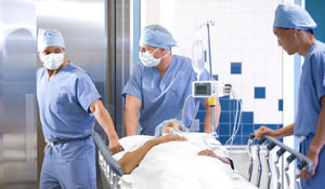Läkare bär en patient i sjukhusbelysning från Philips