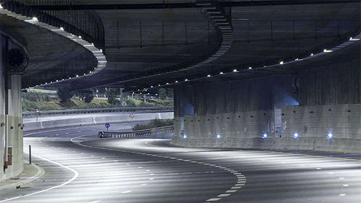 Minska trafikstockningar med LED-markeringsljus och skyltning vid avfarter, för vägar och säkerhet