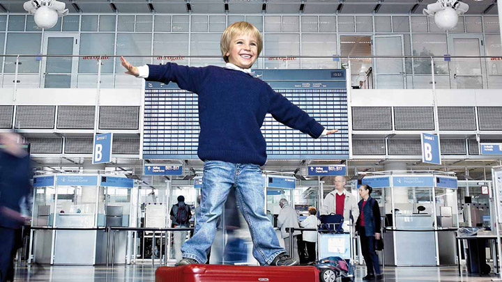 Glatt barn på en terminal på flygplatsen