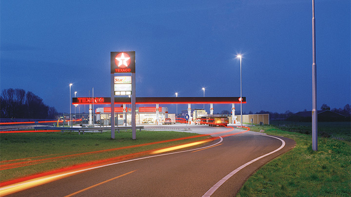 Texaco bensinstation utefter motorvägen, snyggt belyst i skymningen – utomhusbelysning som fångar blicken