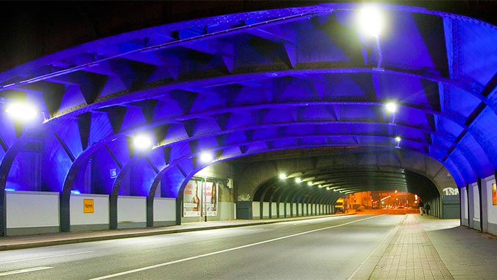 En vackert upplyst tunnelfasad