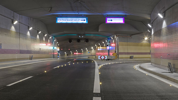 Klar vägledningsbelysning i en tunnel