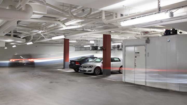 När Bygg-Göta Göteborg AB renoverade parkeringsgaraget vid Kungsportsavenyn ville man ha en energieffektiv och hållbar belysningslösning som uppfyllde kriterierna i företagets miljöpolicy. Den befintliga lysrörsbelysningen byttes ut mot Philips GreenParking-system med LED-armaturen Pacific LED GreenParking, trådlöst styrsystem och närvarokontroll.