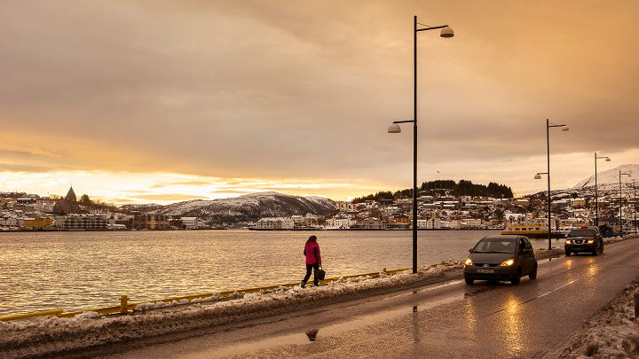 "Norska kommuner har enorma uppgraderingsbehov av gatubelysningen på grund av energi- och miljökrav. Gamla anläggningar kräver digert underhåll av både armaturer och kablar. I Kristiansund är man i full gång med att implementera Philips CityTouch LED-utomhusbelysning, och ser omedelbart stora fördelar."