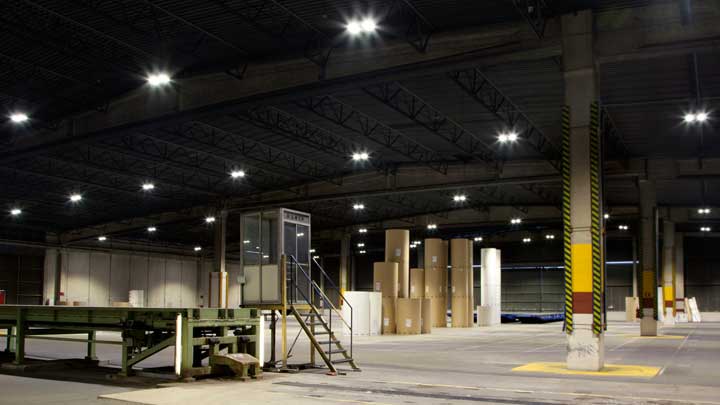 Highbay-armaturen GentleSpace LED finns i Piteå hamns lagerlokal.