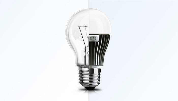 En bild av en LED-ljuskälla och en vanlig glödlampa som kombinerats till en enda ljuskälla
