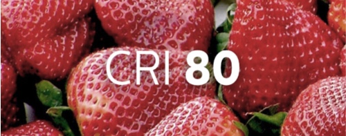 Jordgubbskål som visar färgstyrkan under CRI 80-belysning