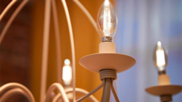 Flera Philips candles LED-glödlampor i en armatur
