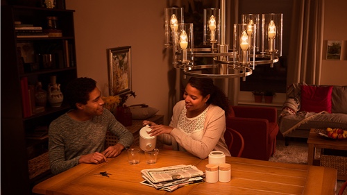 Två personer som sitter på soffan hemma och njuter av högkvalitativt LED-belysning