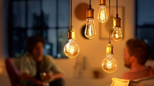 Philips Vintage LED-lampor som hänger från taket skapar en mysig varm glöd