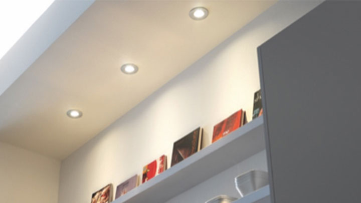 Philips LED spots framhäver bokhyllan