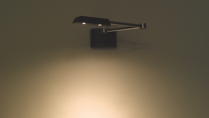 En justerbar lampa monterad på en vägg 