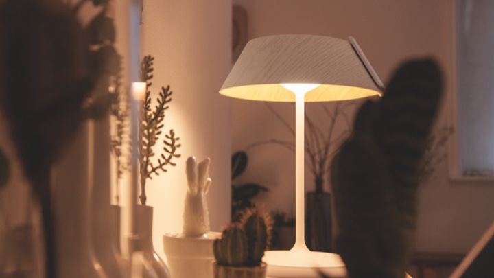 Bordslampa som belyser ett (vardagsrums)skåp