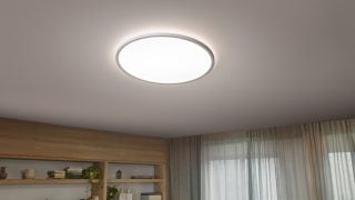Vintageinspirerade LED-filamentlampor som hänger och skapar en varm atmosfär i en mysig matplats och visar energieffektiva och eleganta lösningar för hembelysning