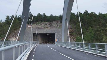 Kvarnholmsförbindelsen förenar det skärgårdsnära Kvarnholmen med Nacka stad. Philips har levererat kompletta belysningslösningar med styrbart LED-ljus till både den nya tunneln och bron.
