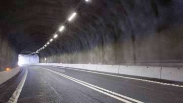 Kvarnholmsförbindelsen förenar det skärgårdsnära Kvarnholmen med Nacka stad. Philips har levererat kompletta belysningslösningar med styrbart LED-ljus till både den nya tunneln och bron.